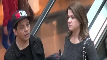 Jean de la Craiova si-a scos sotia in oras. Au cumparat haine, insa la bijuterii doar s-au uitat