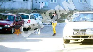 Mananca, isi plimba cainele, face cumparaturi si vorbeste la telefon in acelasi timp! Adelina se crede multifunctionala