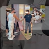 Dorian Popa nu a mai avut scăpare! Vloggerul a fost luat cu asalt în parcarea subterană