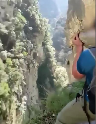 Amendă de 1,014,600 de lei pentru un turist. Gestul pe care l-a făcut pe marginea unei râpe