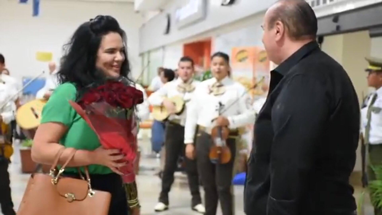 Ce surpriză i-a făcut milionarul pe aeroport: a adus o trupă de cântăreţi şi… Primele imagini cu noua iubită a lui Nick Rădoi