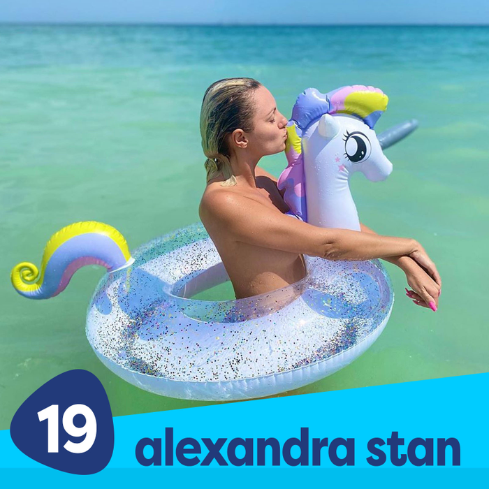 Alexandra Stan, sexy și jucăușă la plajă