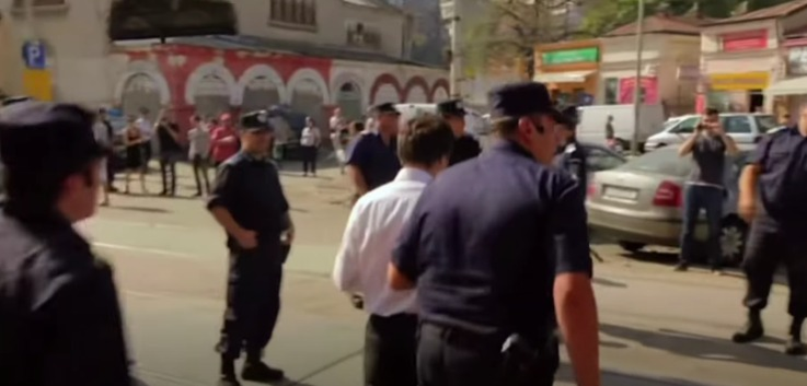 Nicușor Dan, băgat cu forța în duba de Jandarmi. Sursa foto: captură video