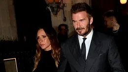 David și Victoria Beckham, prima apariție publică după scandalul cu Brooklyn. Creatoarea de modă a fost decorată în Franța