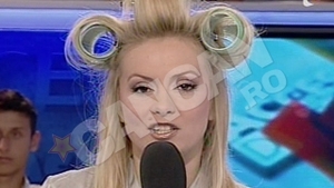 Simona Gherghe a intrat in direct cu bigudiurile in par inainte de Acces Direct!