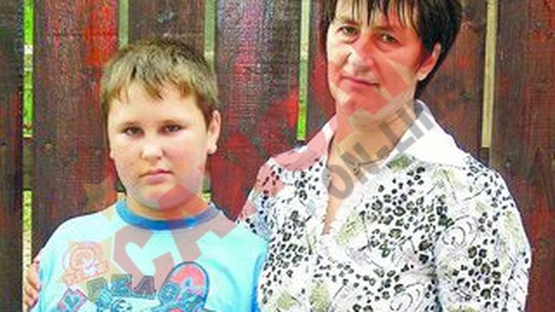 I-au pus in urechi picaturi pentru unghii!