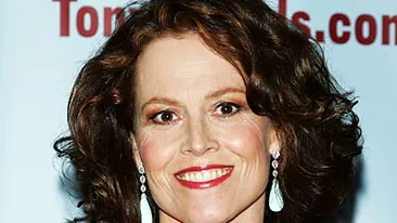 Gafă de proporţii pentru o actriţă celebră! Sigourney Weaver a purtat pe covorul roşu rochia cu spatele în faţă, neintenţionat!!!