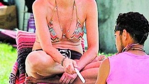 Sharon Stone si-a aflat viitorul la plaja in timp ce afisa un trup de invidiat pentru varsta de 54 de ani!