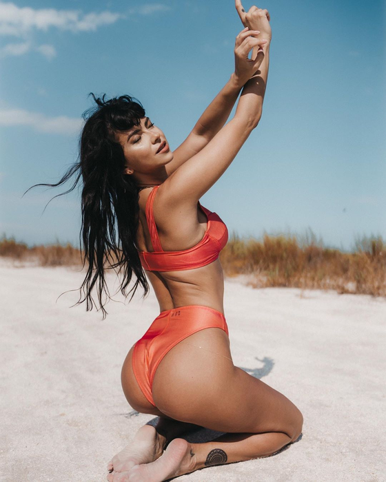FOTO | Inna, fotografiată în lenjerie intimă în mijlocul străzii! Cum arată acum artista