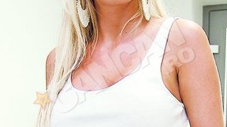 Blonda, asaltata de masculi care vor sa-i devina soferi Ei se dueleaza pentru Simona Sensual!