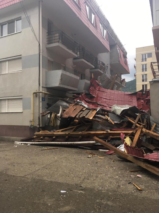 Acoperișul a fost luat ca o foiță de vântul năprasnic