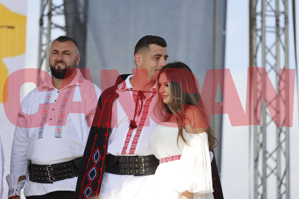 Momente emoționante la nunta lui George Simion Sărutul mirilor cerut de un copil!