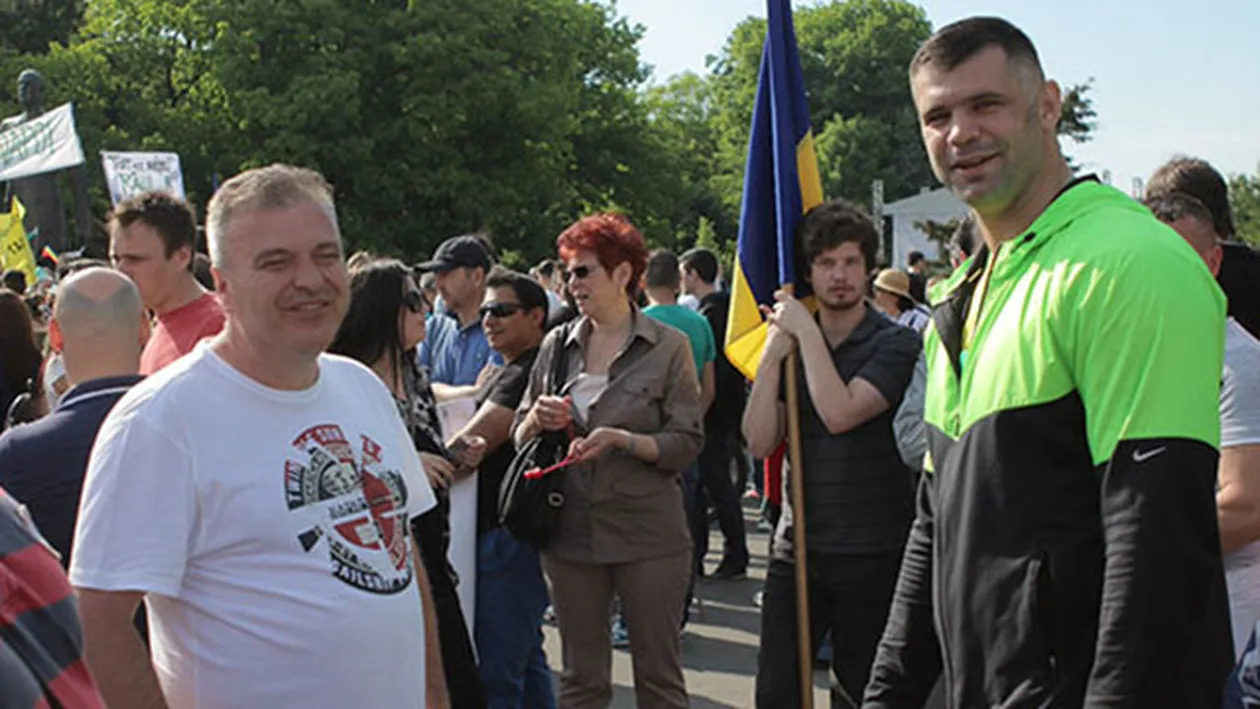 PROTEST de amploare in Capitala! Un cunoscut luptator K1, in mijlocul multimii!