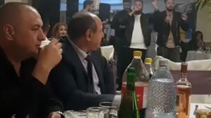 VIDEO EXCLUSIV. Scânteia care ar putea aprinde clanurile mafiote. "Prinţul Ţiganilor" & ”Împăratul lumii interlope”, declaraţii de război la o nuntă!
