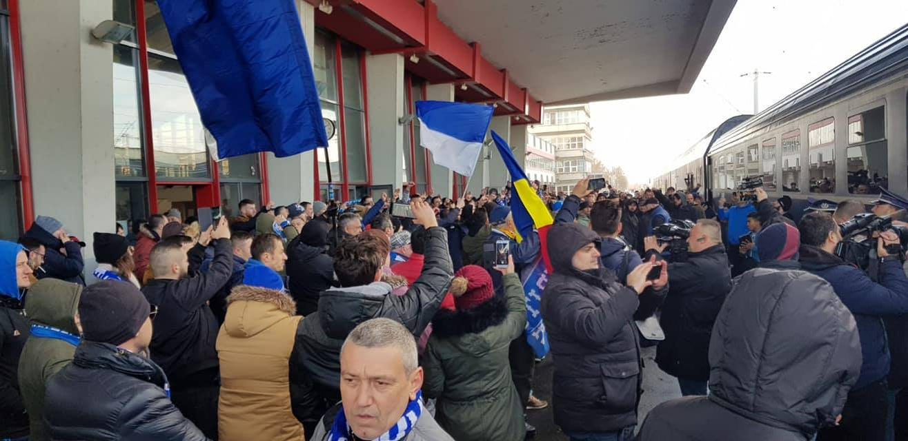 Universitatea Craiova a plecat spre Bucureşti. Fotbaliștii Științei au făcut spectacol în gară