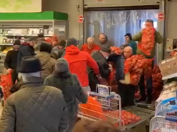VIDEO. Pandemia de coronavirus i-a transformat pe români! Bătaie pe cartofi în cel mai mare hypermarket din Constanța