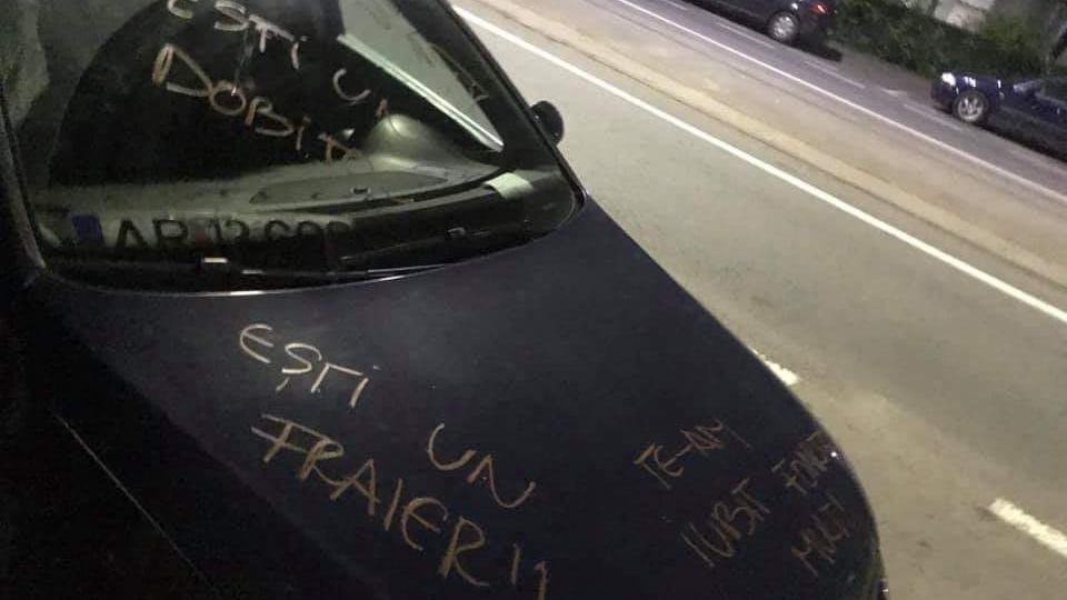 Cum s-a răzbunat această femeie din Arad pe maşina fostului iubit, după ce a părăsit-o. Râzi cu lacrimi. FOTO