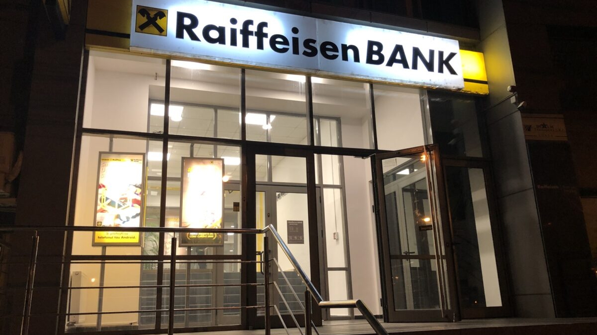 Anunț de ultimă oră pentru românii care au cont la Raiffeisen Bank! Schimbare MAJORĂ pentru clienți