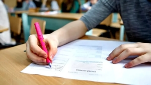 Râzi cu lacrimi! Ce a putut să scrie un elev de clasa a VIII-a la Evaluarea Naţională: "Nu știm de ce e moale, poate nu e moale"