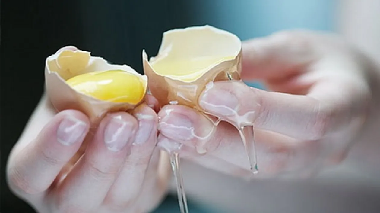 Ce a patit un barbat care a mancat 28 de oua crude in timp record! Prietenii lui nu au stiut cum sa reactioneze la vederea scenei