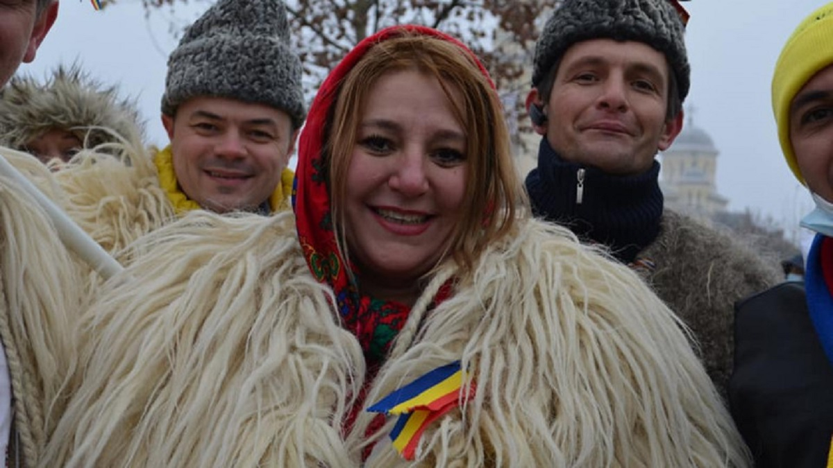 Diana Șoșoacă a făcut, din nou, circ în Parlament. Și-a pus o botniță în plen, în semn de protest față de restricțiile anti-COVID