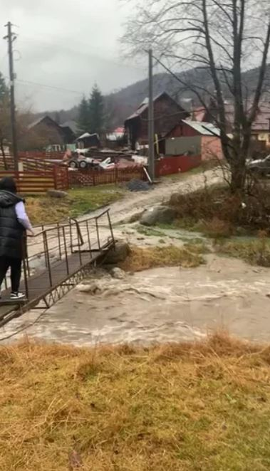 Imaginile zilei | Un bărbat din Prahova încearcă să treacă un râu cu mașina, dar a fost luată de viitură. Internauții nu s-au abținut și au glumit pe seama șoferului: ”Păcat de pod”