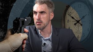Cel mai controversat prezentator TV din România face dezvăluiri uluitoare! Era să fie împușcat de două ori: ”A scos pistolul...”