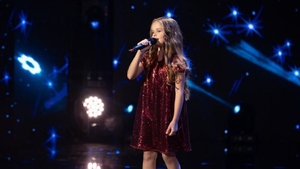 Jurații Românii au talent, puși la zid după ce Rebeca Rizea nu a primit Golden Buzz. Fetița de 8 ani, cu timbrul Mădălinei Manole, a ridicat publicul în picioare