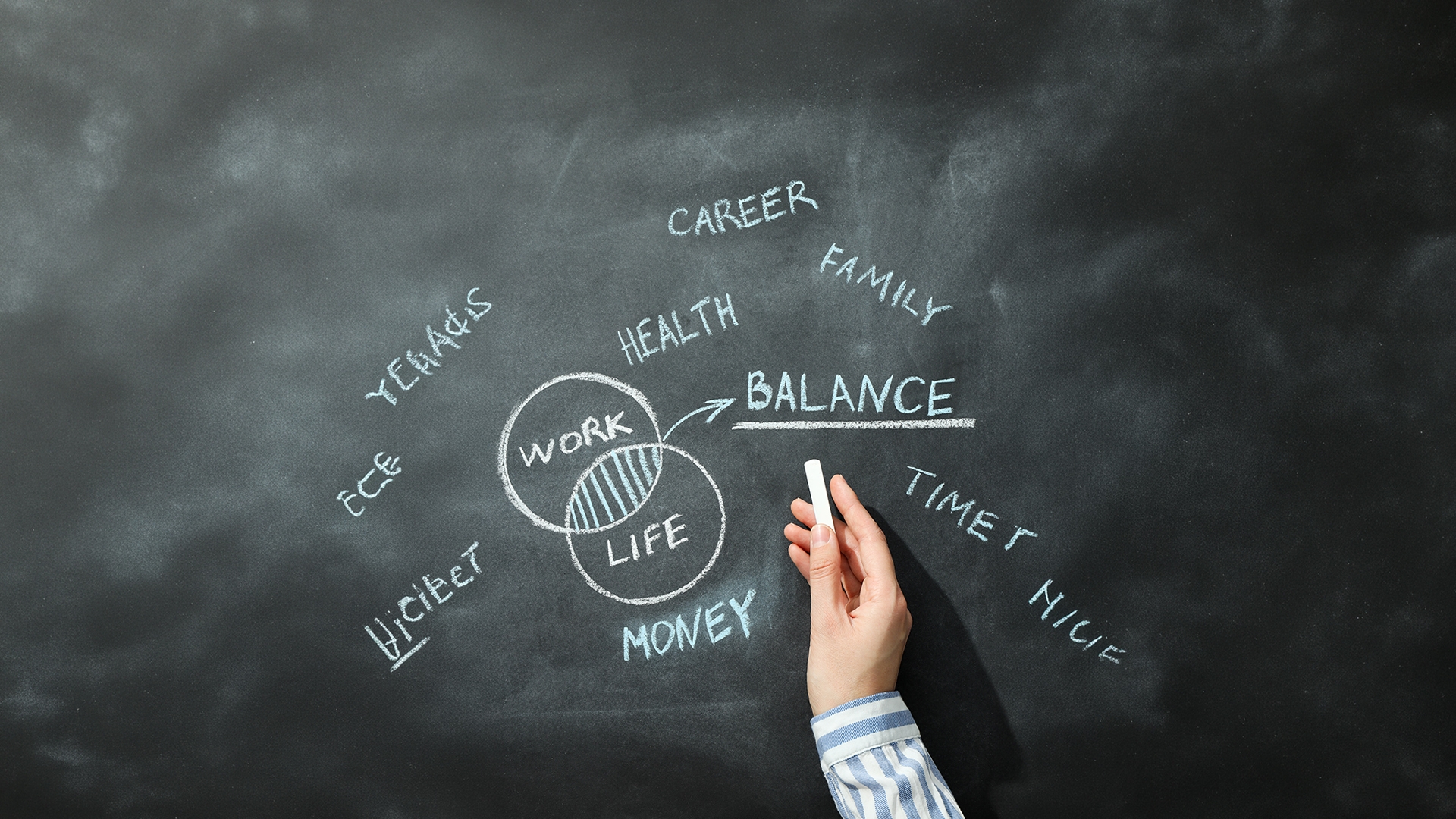 Munca ți-a intrat în sufragerie, vacanță și pat? De ce specialiștii spun că work-life balance nu mai funcționează