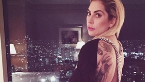 LADY GAGA are vergeturi! Vedeta s-a pozat cu abdomenul la vedere şi s-a văzut TOT