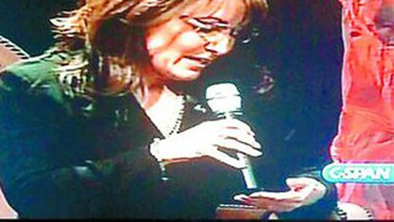 Umbla cu fituici in palma