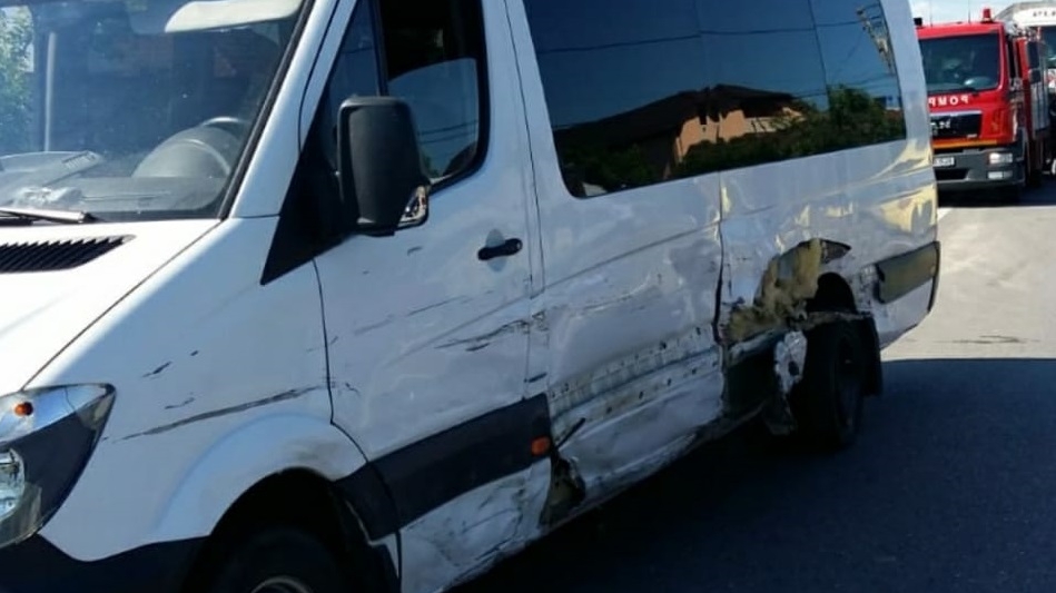 VIDEO. Microbuz cu călători, izbit în plin de un autoturism, la Picior de Munte, în Dâmbovița. Trei oameni au fost răniți