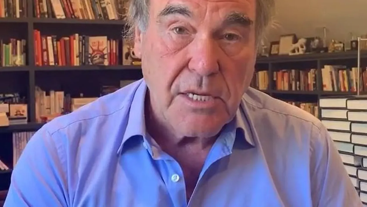 Celebrul regizor Oliver Stone s-a vaccinat cu Sputnik V contra COVID-19. Cum se simte vedeta americană