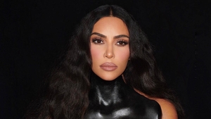 Accesoriul bizar cu care a fost surprinsă Kim Kardashian la piscină. Fanii, confuzi când au văzut-o aşa