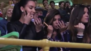VIDEO Inca o dovada ca surorile Kardashian sunt pitipoance adevarate! Vezi ce faceau in timpul unui meci de baschet!