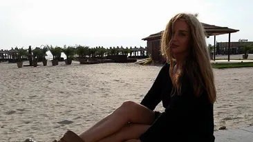 Nu ai mai văzut-o aşa! TANIA BUDI, apariţie sexy în costum de baie minuscul şi fără pic de machiaj!