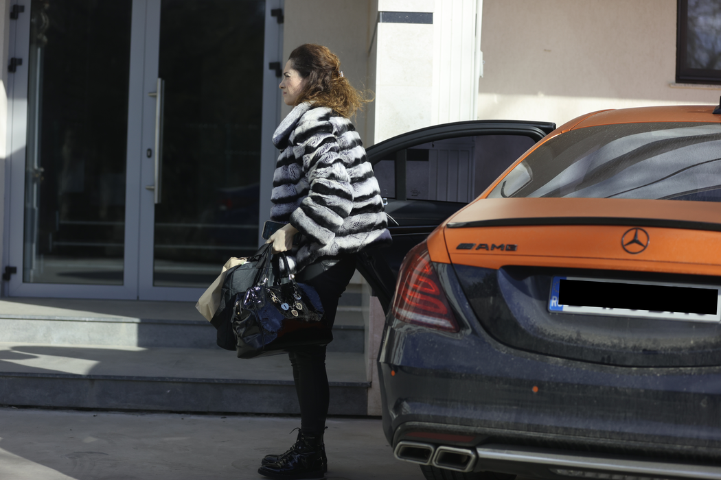 Soția pilotului Daniel Onoriu coboară din mașina personală
