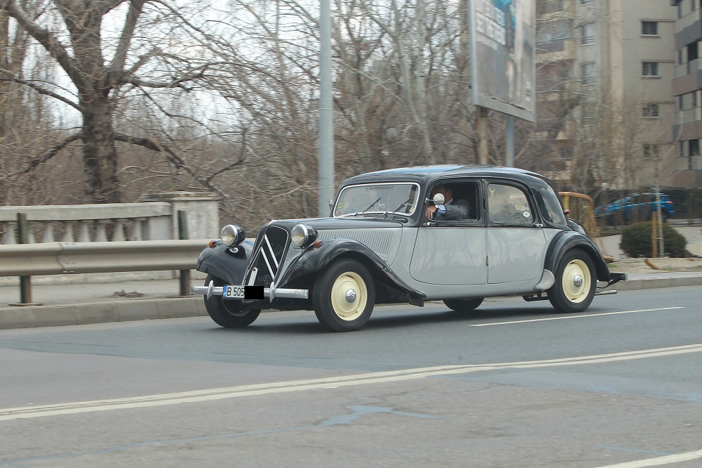 Omul de afaceri Marian Alecu, la volanul unui răvășitor Citroën interbelic