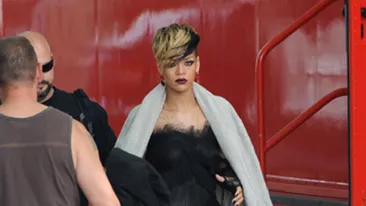 VIDEO Rihanna si Laetitia Casta, scene erotice in clipul Te amo