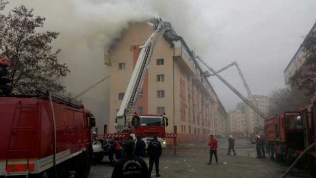Incendiu într-un bloc din București. Pompierii, puși în fața unei situații neprevăzute