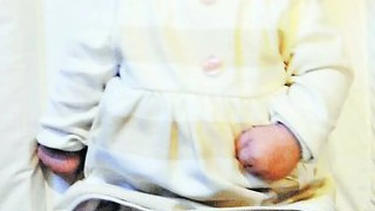 Fetita cu chip de clovn