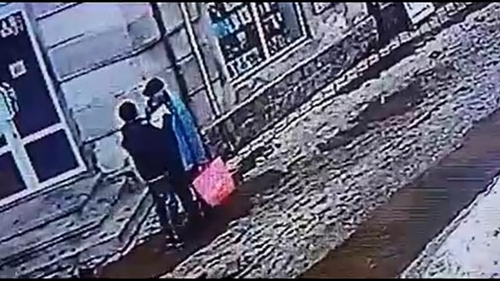 Noua metodă de furt face ravagii printre bătrâni! Hoții se dau drept „colegi de armată”, îi pupă și le fură portofelele! Imagini incredibile