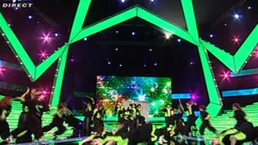 VIDEO 23 de fete l-au imblanzit pe Mihai Petre! Uite cum au sarit toate sa-l sarute!