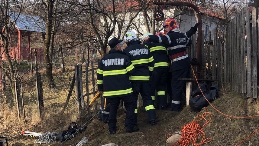 Intervenție contracronometru în Dâmbovița, pentru salvarea unei femei care a căzut într-o fântână