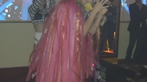 Cum a aparut in club una dintre cele mai extravagante cantarete de la noi! Pana si Lady GaGa ar invidia-o pentru ce a imbracat