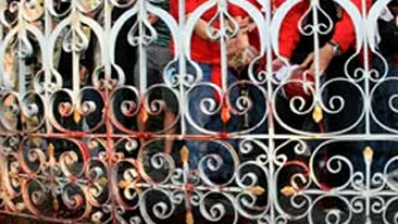 VIDEO Si-au donat sangele ca sa il arunce in fata Guvernului!