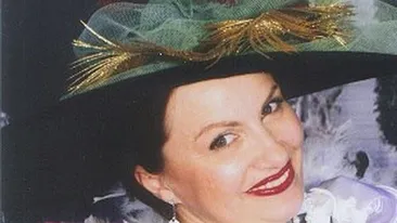 Ea este muza colectiei de palarii a Andreei Marin! “Zana” pare sa se fi inspirat de la mama ei vitrega