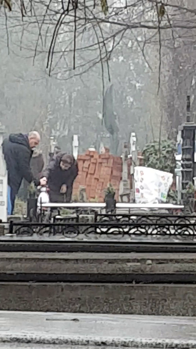 Elena Ion, la mormântul soțului ei