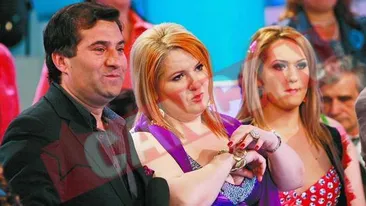 Se distreaza cu baietii din cartier