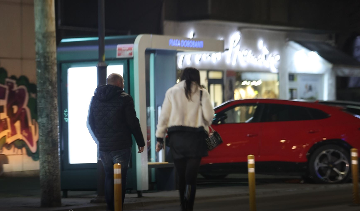 Radu Gabriel Gheorghiu și Ruxandra Mihaela au părăsit restaurantul și traversează către mașină (Foto: CANCAN.RO)